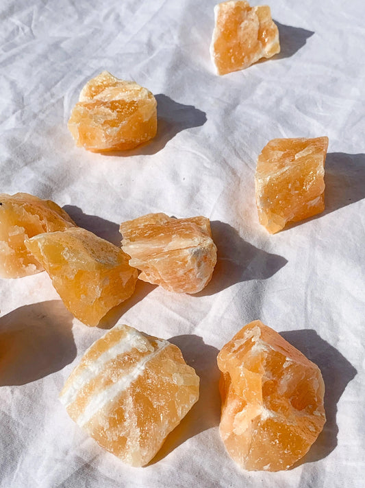 Oranžinis kalcitas (raw/ uoliena) | gyvybinė šiluma, kūrybinė jėga ir gyvenimo džiaugsmas