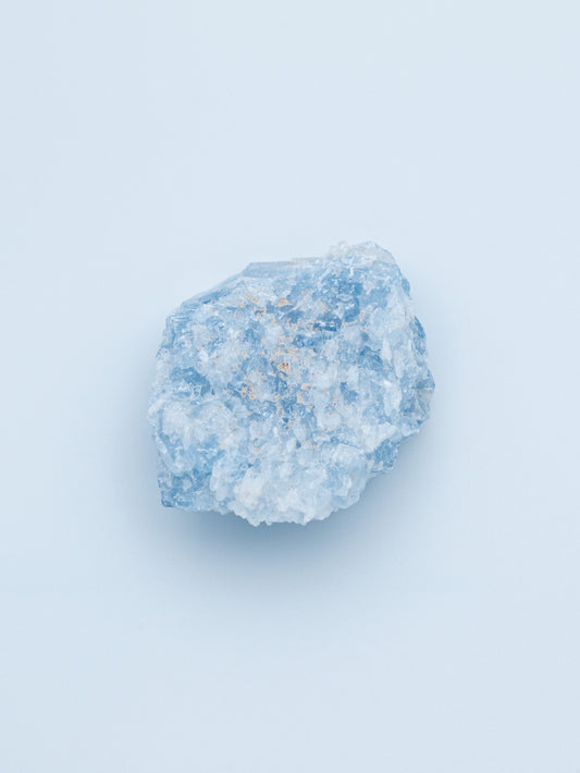 Mėlynas kalcitas (uoliena)| vidinė ramybė, emocinis nusiraminimas ir švelnus aiškumas