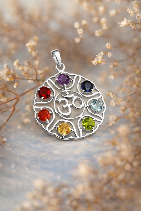 Sidabrinis OM simbolis su 7 čakrų kristalais