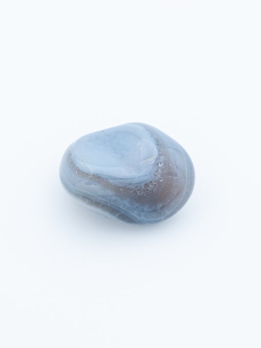 Chalcedoninis agatas (būgninukas) | vidinės ramybės ir švelnios stiprybės akmuo