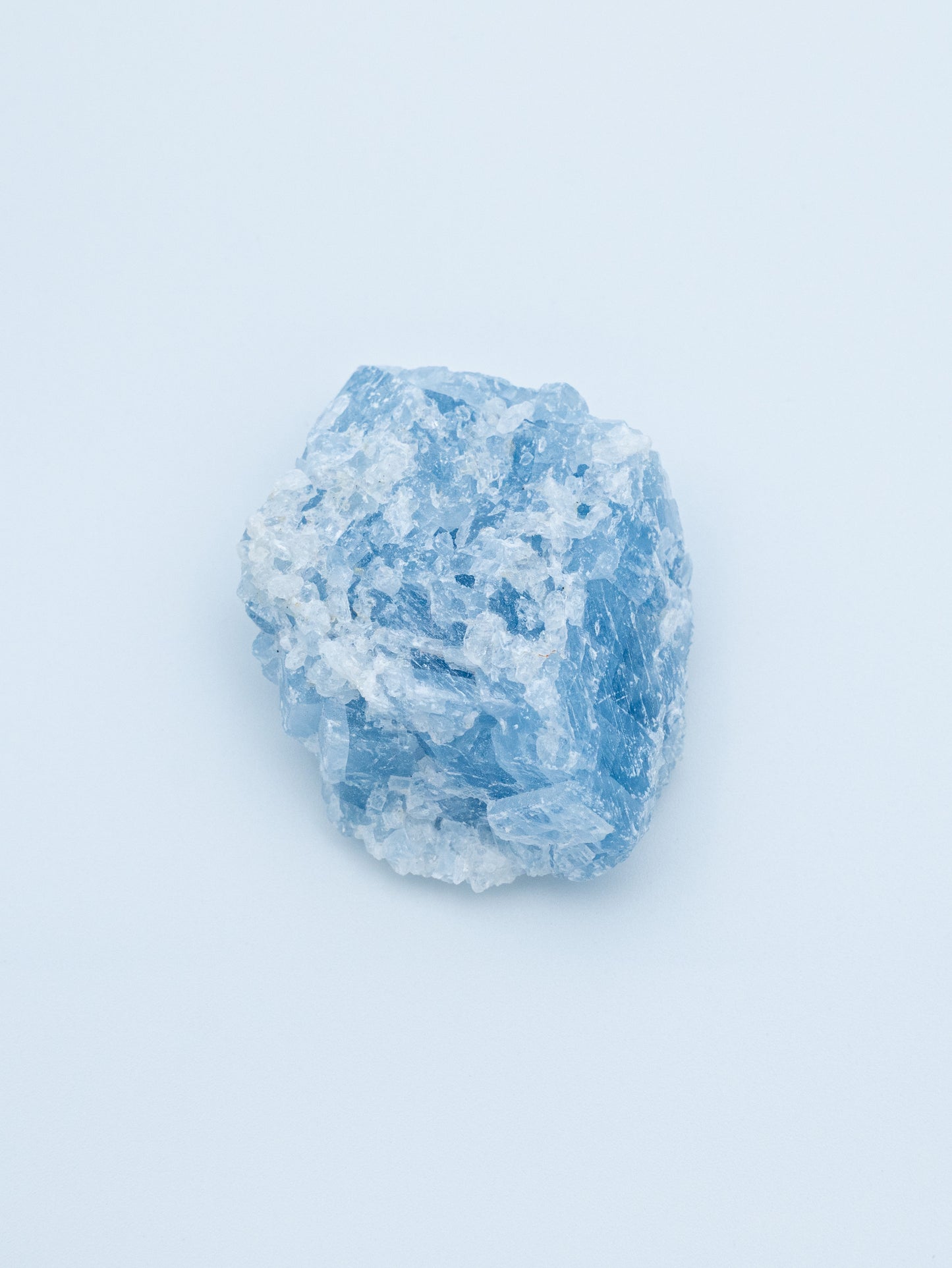 Mėlynas kalcitas (uoliena)| vidinė ramybė, emocinis nusiraminimas ir švelnus aiškumas