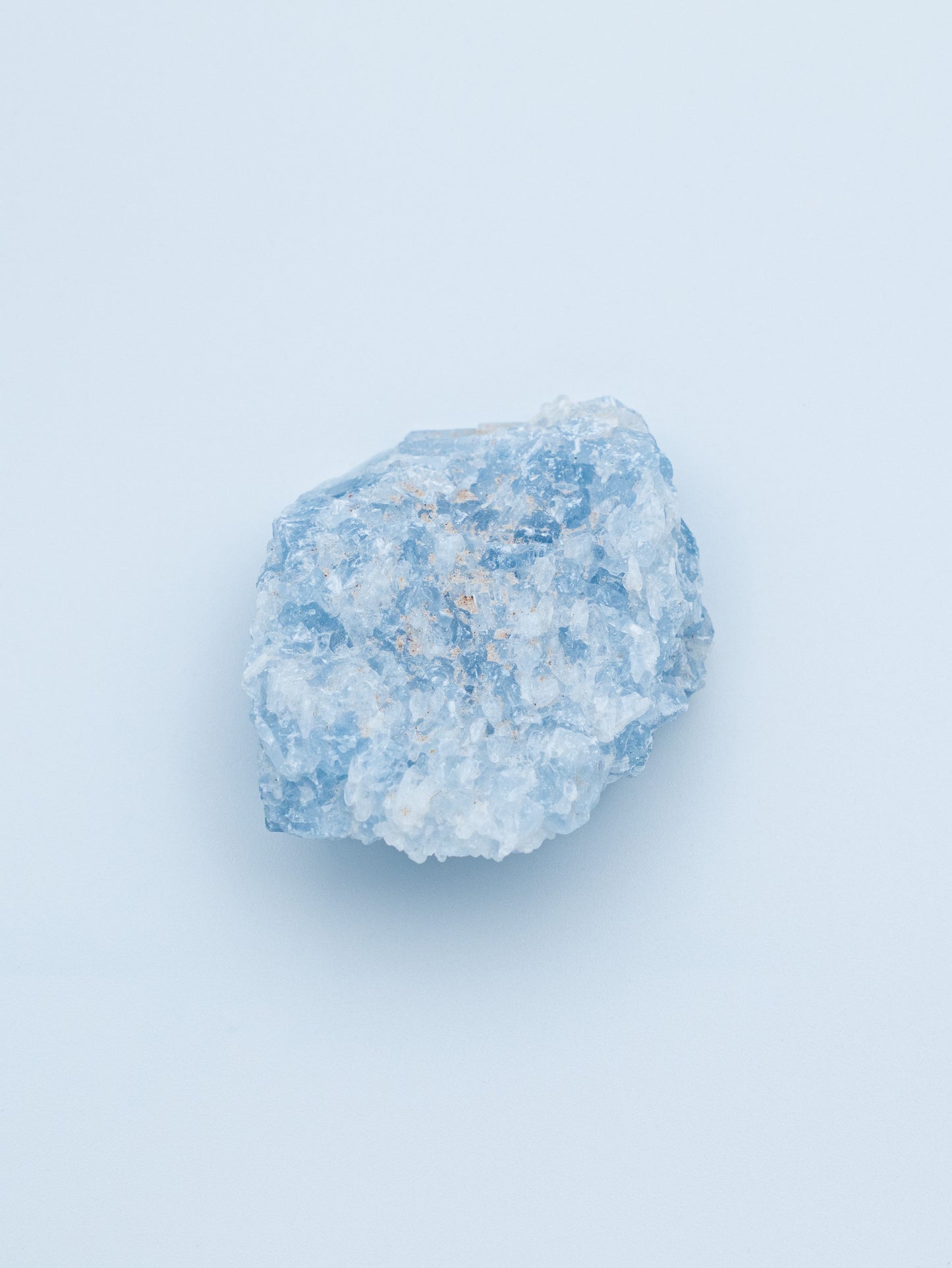 Mėlynas kalcitas (uoliena)| vidinė ramybė, emocinis nusiraminimas ir švelnus aiškumas