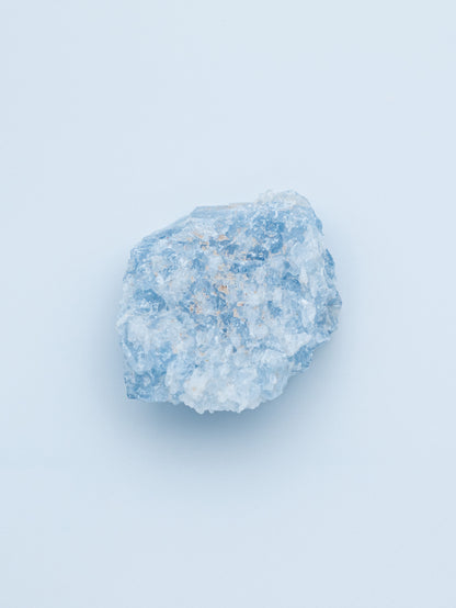 Mėlynas kalcitas (uoliena)| vidinė ramybė, emocinis nusiraminimas ir švelnus aiškumas