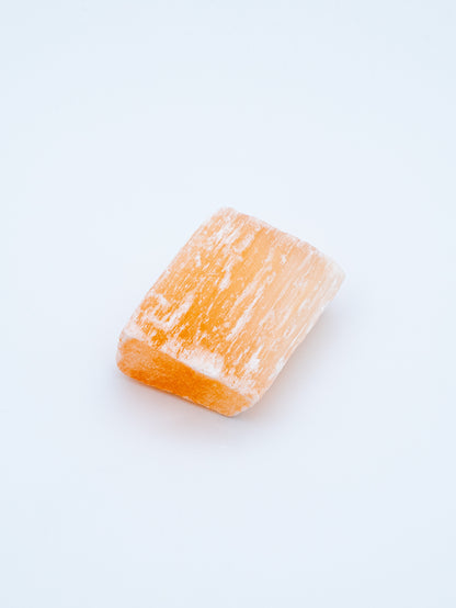 Selenitas (oranžinis, uoliena)| švelni šviesa, emocinė alchemija ir nusiraminimas